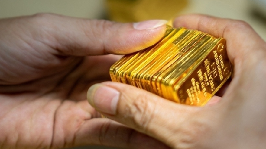 Giá vàng hôm nay 12/10: Vàng SJC chạm ngưỡng 70 triệu đồng/lượng